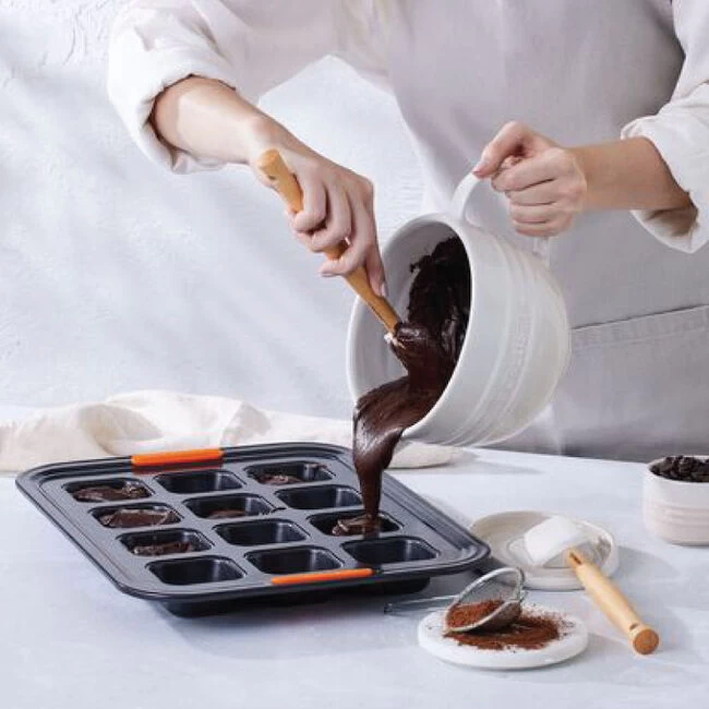 Le Creuset 12-Cup Brownie Pan - Image 3