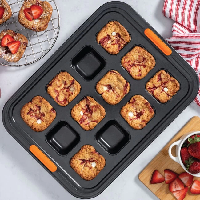 Le Creuset 12-Cup Brownie Pan - Image 5
