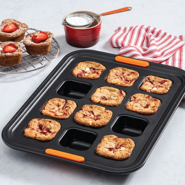 Le Creuset 12-Cup Brownie Pan - Image 4