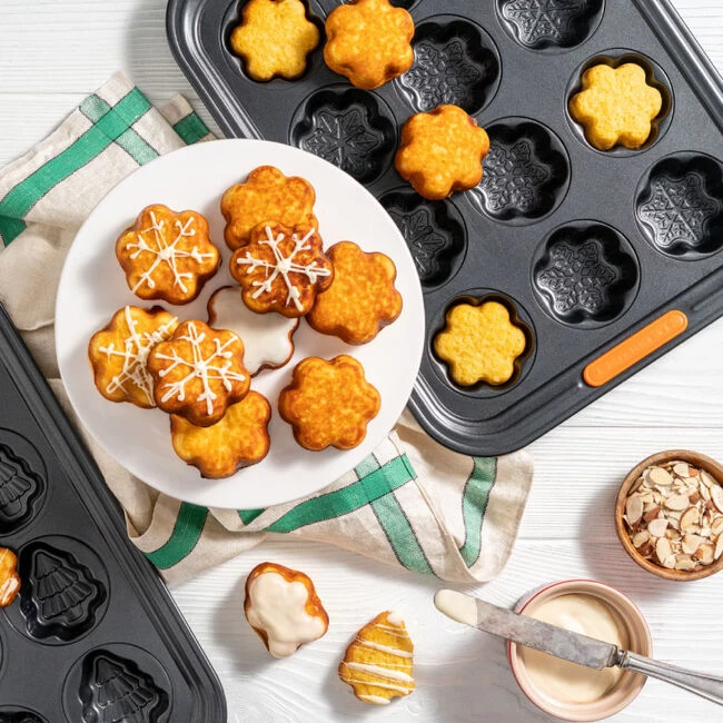 Le Creuset Snowflake Cakelet Pan - Image 2