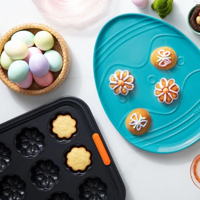 Le Creuset Flower Cakelet Pan - Image 4