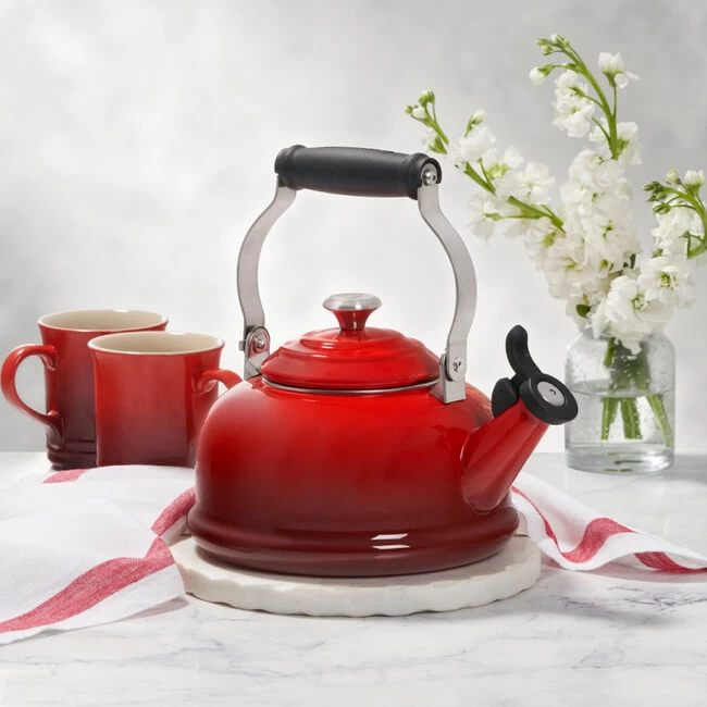 Le Creuset Classic Whistling Kettle - Image 3