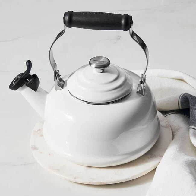 Le Creuset Classic Whistling Kettle - Image 2