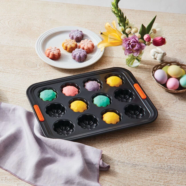 Le Creuset Flower Cakelet Pan - Image 7